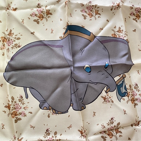 Limited ‼️ 89847 Disney X Coach Dumbo Rose Bouquet Print Silk Bandana - Picture 3 of 6